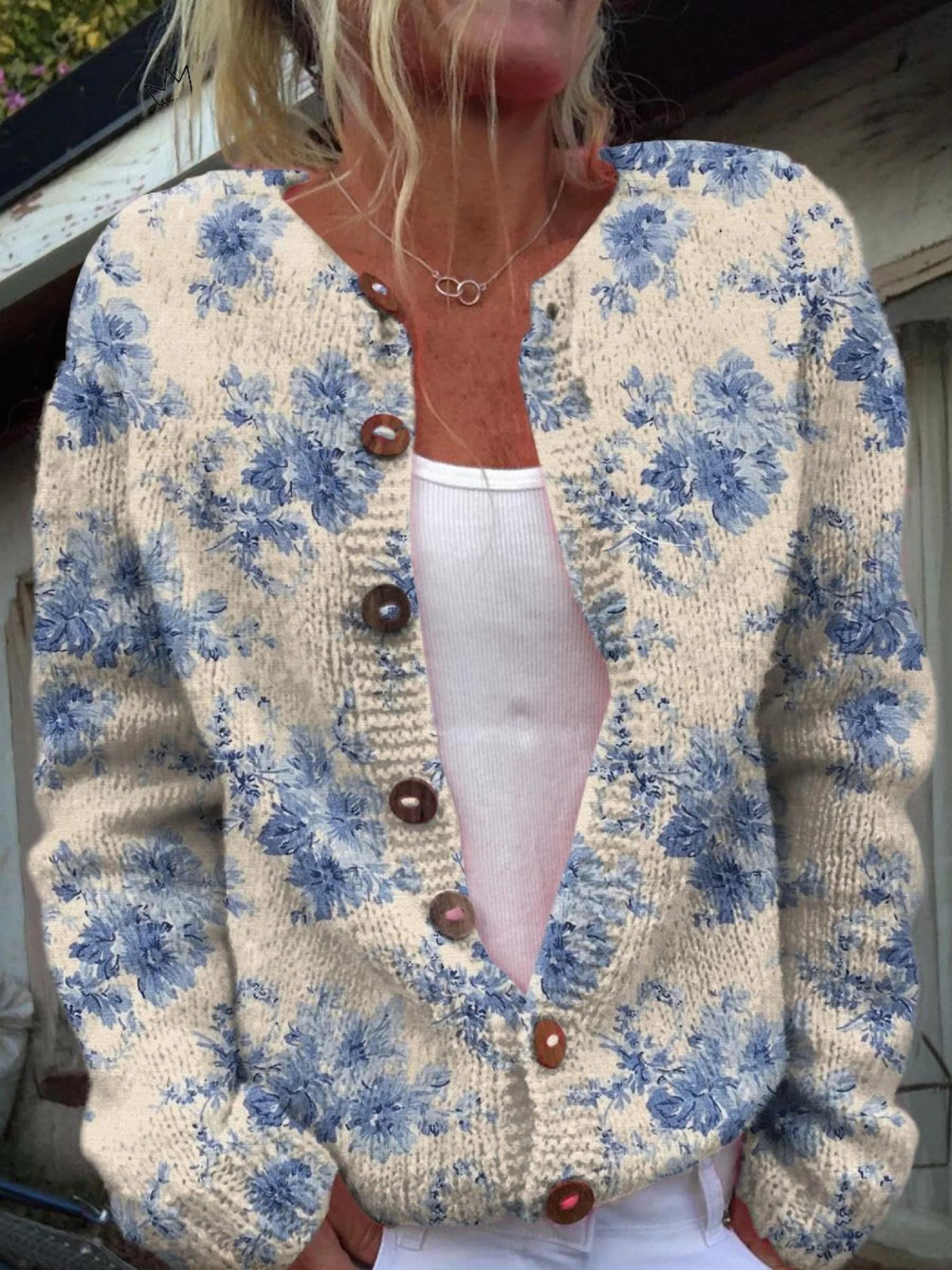 Cardigan con fiori blu e bottoni effetto tartaruga