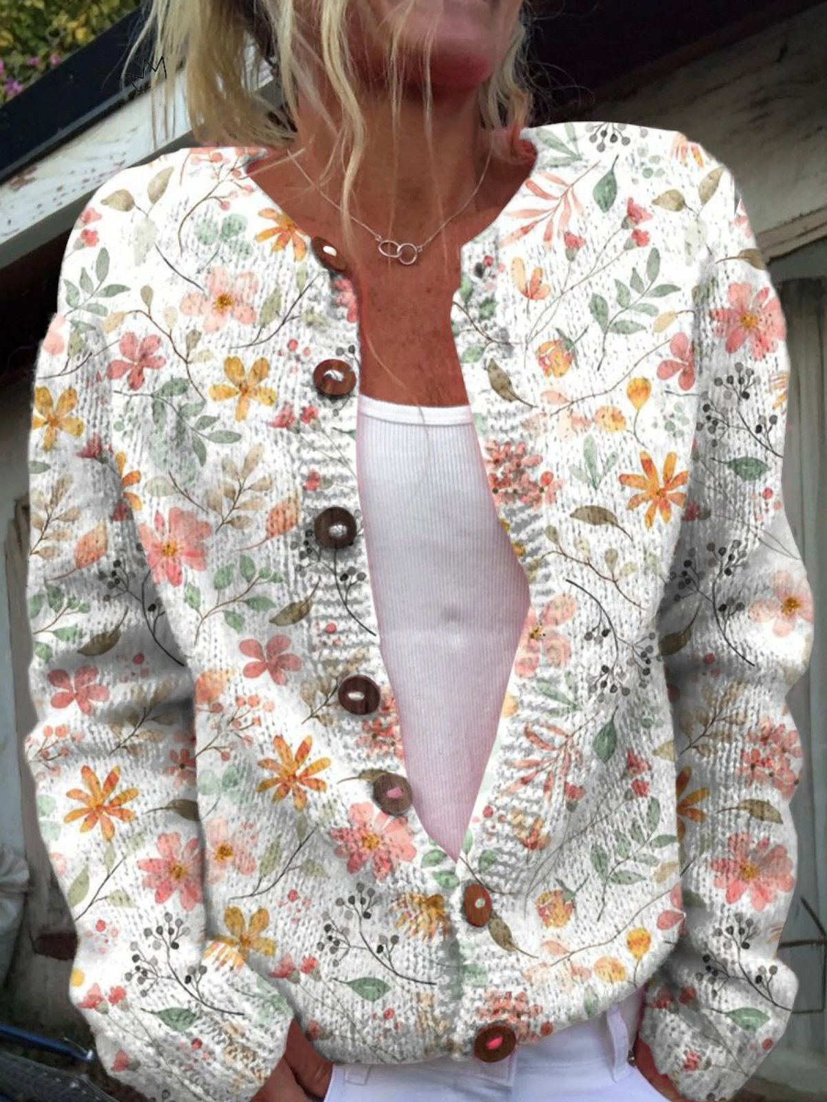 Cardigan con fiori ad acquerello e bottoni in legno